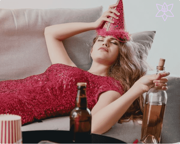 Девушка лежит на диване и мучается с похмельем