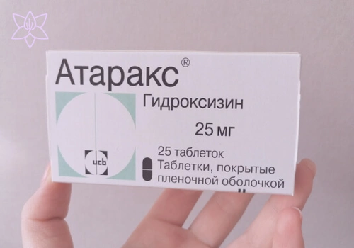 Алкоголь и таблетки в руке