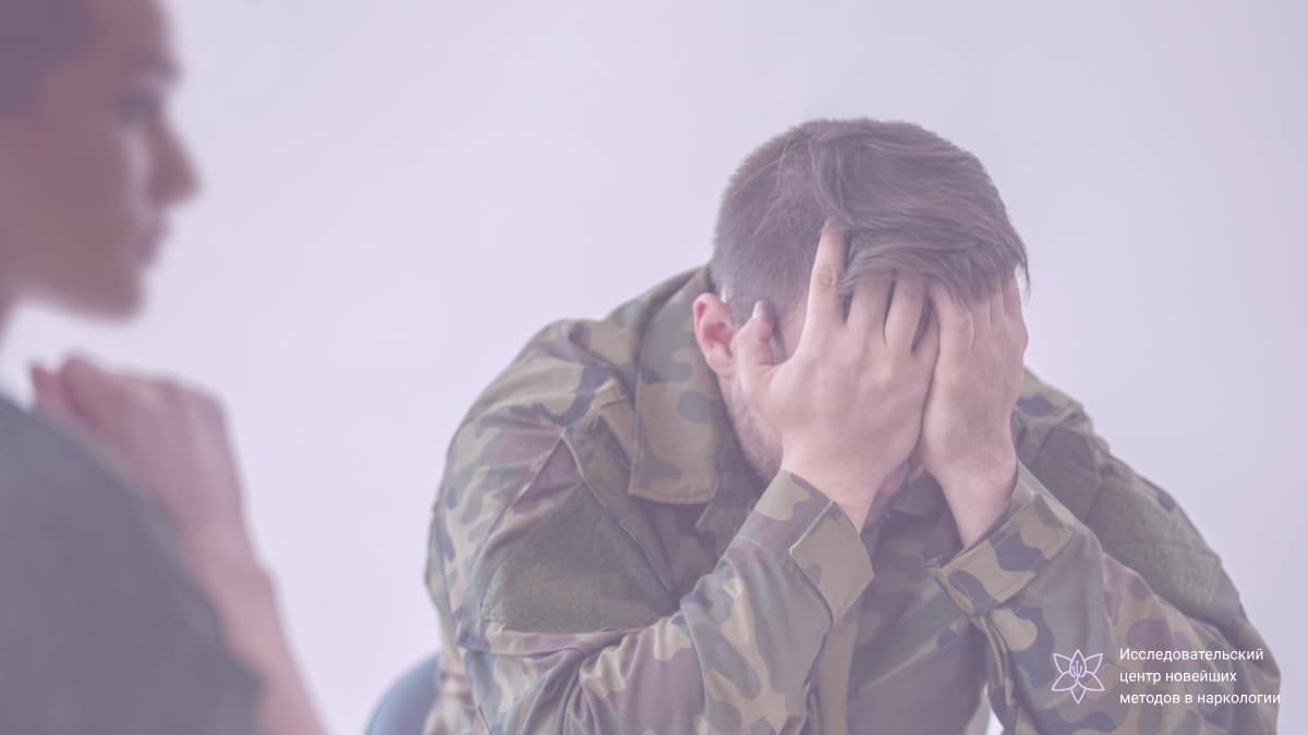 Мужчина держится руками за голову