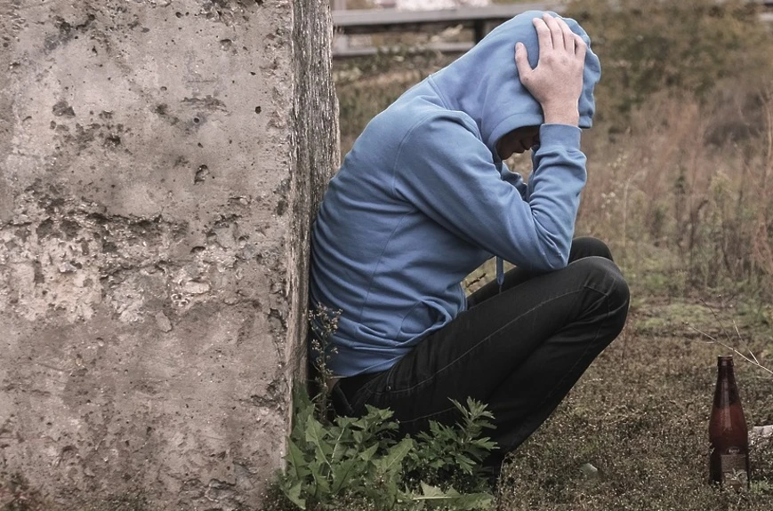 Мужчина сидит на улице