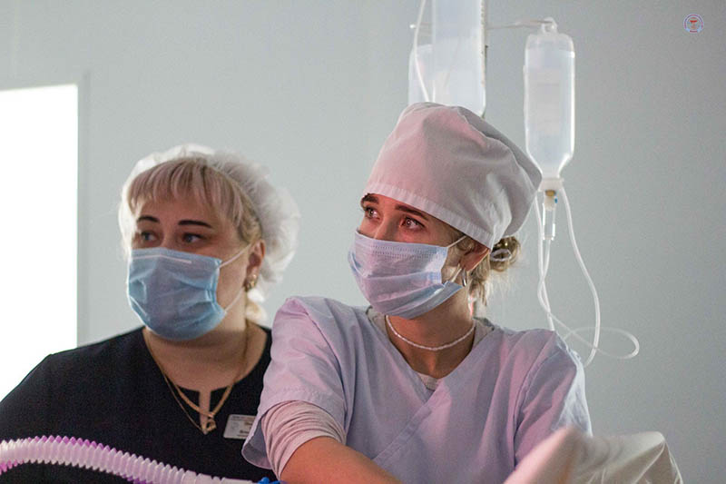 Врач и пациент возле капельницы